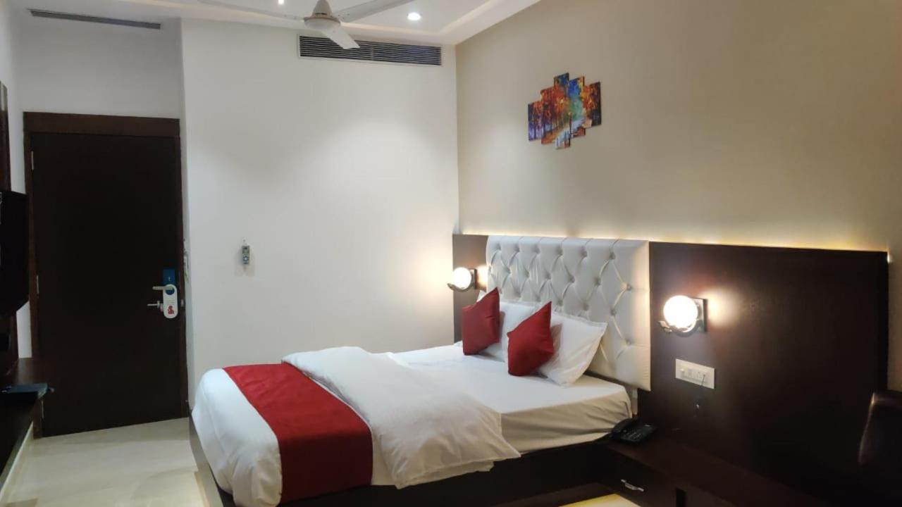 Hotel Relax Bhopal Esterno foto